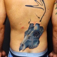 Großes mehrfarbiges unvollendetes Tierschädel Tattoo an der Taille