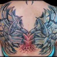 Großes mehrfarbiges Tattoo am oberen Rücken mit interessanter Aliens Technologie