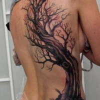grande disegno mistico colorato vecchio albero tatuaggio su schiena