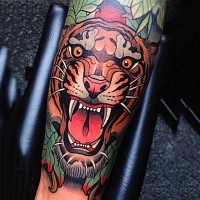 Tatuaje colorido en el antebrazo, tigre furioso rugiendo