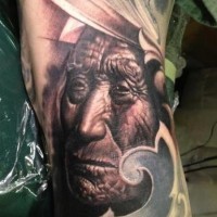 Tatuaje  de indio anciano triste con cara muy arrugada
