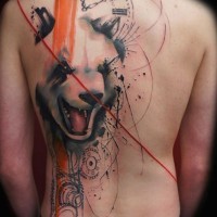 Tatuaje en la espalda,
panda enfadada y reloj grande mecánico