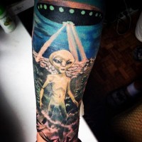 Tatuaje en el antebrazo, extraterrestre extraño con nave cósmica