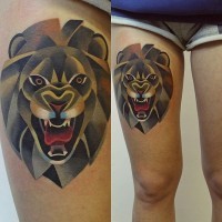 Großes schönes farbiges Oberschenkel Tattoo mit brüllendem Löwen