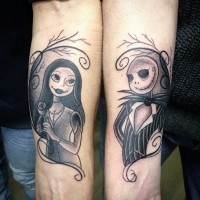 Tatuaje en el antebrazo, pareja enamorada de dibujos animados, colores negro blanco