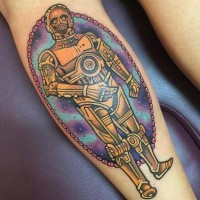 Tatuaje en la pierna, C3PO detallado con portal multicolor
