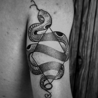 Große Oldschool schwarzweiße Schlange Tattoo am Arm mit geometrischer Figur