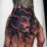 Tatuaje en la mano, 
cabeza de Medusa Gorgona espantosa