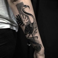 Tatuaje en el antebrazo, flamenco gris bonito, estilo old school negro blanco