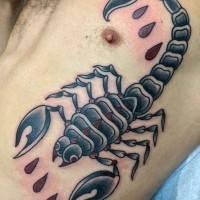 Tatuaje en el costado, escorpión grande con gotas de sangre