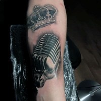 Tatuaje en el brazo,
 micrófono retro con corona preciosa de rey