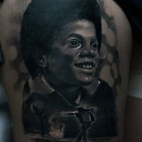 Tatuaje parecido a la foto - realístico retrato de Michael Jackson en la cadera