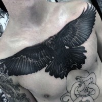 Tatuaje de cuervo negro amenazante en el pecho