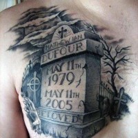 Großer realistischer schwarzer  Grabstein mit Schriftzug Tattoo an der Brust