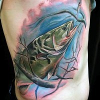 Großer realistisch gefärbter detaillierter Fisch Tattoo an der Seite