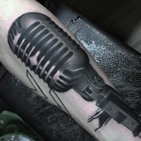 Großes realistisch aussehendes schwarzes und weißes Vintage-Mikrofon Tattoo am Bein