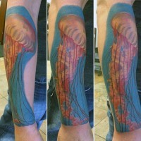 Tatuaje en el antebrazo,
medusa  larga hermosa en el agua