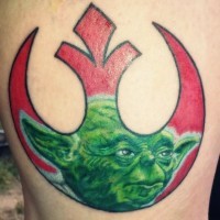 Tatuaje en la pierna,  emblema rojo de la alianza Rebelde  con cara de Yoda