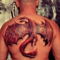 Tatuaje en la espalda, dragón rojo volumétrico