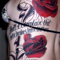 Tatuaje en las costillas, rosas magníficas con texto