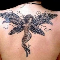 Tatuaje en la espalda,
hada elegante detallada