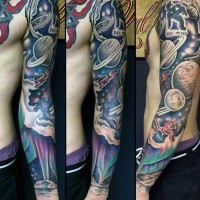 Großes Raum farbiges Ärmel Tattoo  mit Schriftzug am Arm