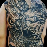 grande spaventoso drago giapponese tatuaggio pieno di schiena