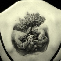 Tatuaje en la espalda, árbol en manos