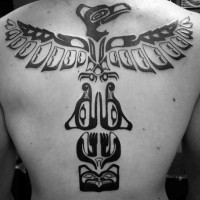 Tatuaje en la espalda,
tótem tribal hermoso, tinta negra