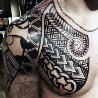 Großes unvollendetes schwarzes  polynesisches Tattoo an der Brust und Schulter