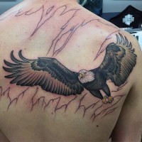 Großer unvollendeter bunter fliegender Adler Tattoo am oberen Rücken