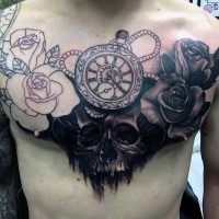 Tatuaje en el pecho,  cráneo reloj y rosas para colorearlos