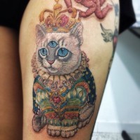 Große einzigartig gestaltete bunte königliche Katze Tattoo am Oberschenkel