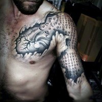 Tatuaje en el brazo y pecho, corazón humano y inscripción de color negro