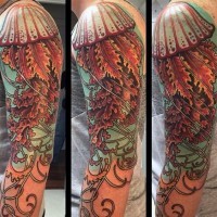 Große sehr detaillierte und farbige schöne Qualle Tattoo am Ärmel