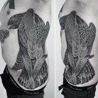 Tatuaje en el costado, 
águila grande fascinante de colores negro blanco