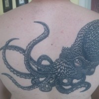 Tatuaje en la espalda, pulpo enorme oscuro detallado