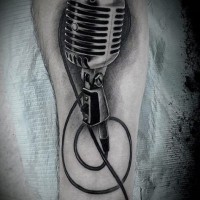 Tatuaje  de micrófono vintage en la pierna