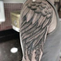Großes sehr detailliertes schwarzes und weißes Flügel Schulter Tattoo