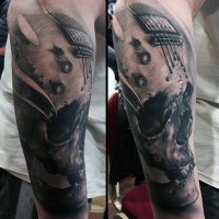 Tatuaje en el brazo, cráneo humano decorado con parte de guitarra