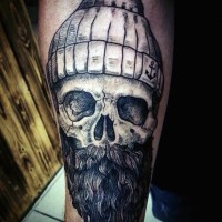 Tatuaje en el brazo, cráneo humano viejo en sombrero y con barba