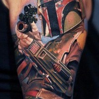 Tatuaje en el brazo,
soldado grande en el traje de Stormtrooper