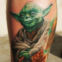 Tatuaje en la pierna,
Yoda precioso tranquilo de la guerra de las galaxias