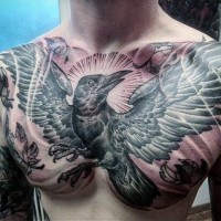 grande molto dettagliato  bianco e nero corvo tatuaggio su petto