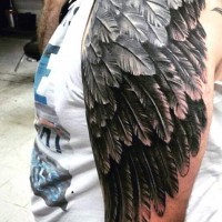 Große sehr realistisch aussehende schwarze Feder Flügel Tattoo am halben Ärmel