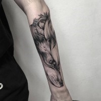 Tatuaje en el antebrazo,
lobo cazador furioso, colores negro blanco