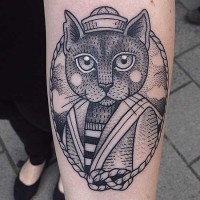 Tatuaje en el antebrazo, gato marinero diverido en estilo vintage
