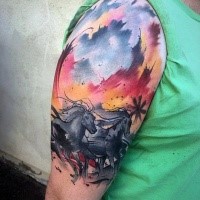 Tatuagem grande braço estilo aquarela de cavalos em execução