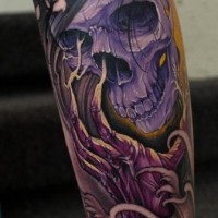 Tatuaje en la pierna, cráneo misterioso de color púrpura