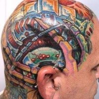 Biomechenisches Tattoo von verschiedenen Gegenständen in Parti-Colour-Technik auf dem Kopf
